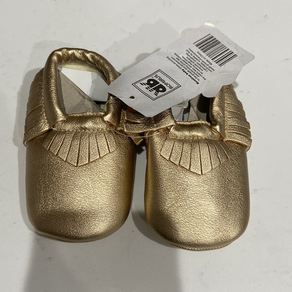 Romirus baby shoes Baby Moccasins fringe NWT rose gold 6-12 months size 2